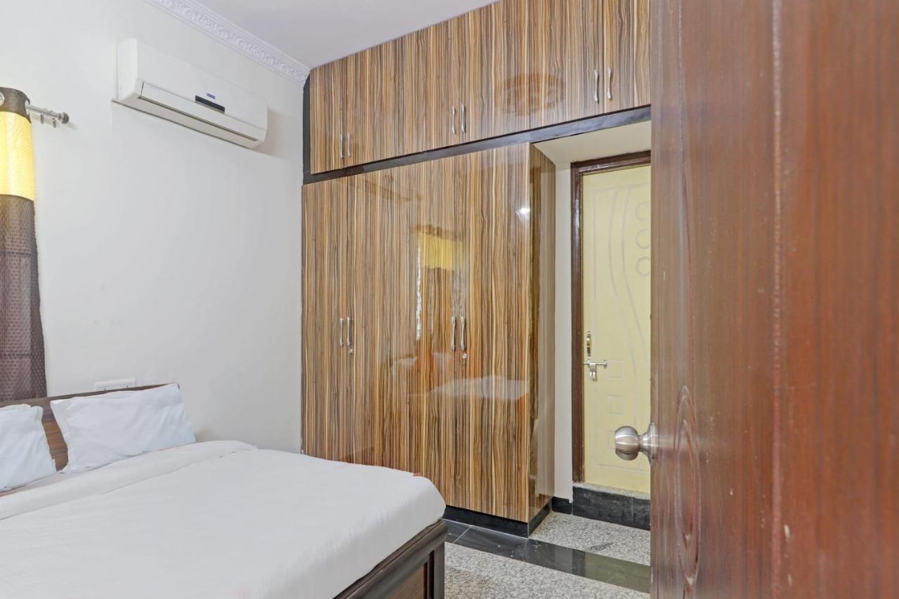 Hotel Collection O 80304 Pnr Banjara Hills Near Lv Prasad Hospital 3*